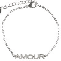 Bracelet composé d'une chaîne et du mot AMOUR en acier argenté. Fermoir mousqueton avec 3 cm de rallonge.