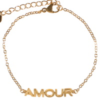 Bracelet composé d'une chaîne et du mot AMOUR en acier doré. Fermoir mousqueton avec 3 cm de rallonge.