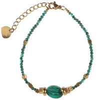 Bracelet composé de perles en acier doré, de perles en véritable pierre de malachite et d'une pierre de malachite. Fermoir mousqueton en acier doré avec 3 cm de rallonge.