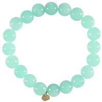 Bracelet élastique composé d'un fil de nylon et de perles de couleur verte.