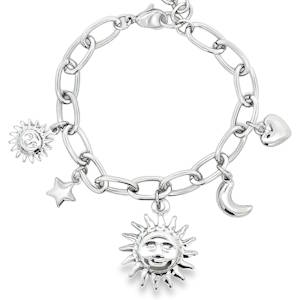 Ce bracelet à breloques en acier argenté est un véritable symbole de joie et de légèreté. Orné de motifs ensoleillés, d'une étoile et d'un croissant de lune, il évoque un univers céleste et enchanteur. Les détails gravés ajoutent une touche d'originalité à ce bijou fantaisie. Fermoir mousqueton avec 3 cm de rallonge.