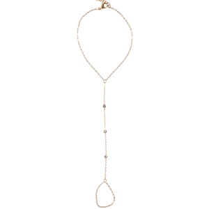 Bracelet de main composé d'une chaîne en acier doré reliée par une chaîne avec trois strass sertis clos à une bague chaîne. Fermoir mousqueton avec 3 cm de rallonge.