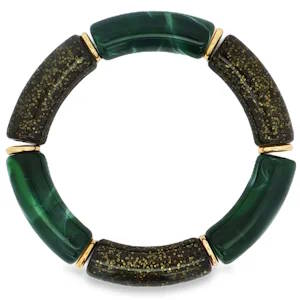Ce bracelet élastique perlé captivant est un véritable bijou de style. Composé de perles rondes de couleur verte chatoyante, chacune taillée en cabochon pour révéler la profondeur de ses motifs naturels, ce bracelet est une ode à l'élégance et à la nature. Les détails en acier doré ajoutent une touche de raffinement.