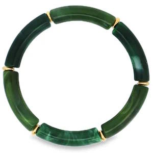 Rehaussez votre style avec ce bracelet de perles vertes, où l'artisanat rencontre l'élégance naturelle. Chaque perle cabochon, d'un vert profond et captivant, est soigneusement enfilée pour créer un accessoire à la fois classique et contemporain. L'éclat subtil du vert s'allie à l'éclat discret des accents en acier doré, conférant une touche luxueuse à cette pièce unique.