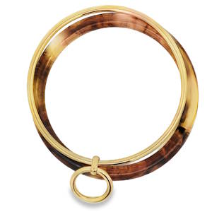 Rehaussez votre style avec cet élégant ensemble de bracelets joncs. Un jonc en acier doré lisse complète un jonc en résine marbrée riche, créant un contraste luxueux. Doté d'un pendentif anneau délicat, cet ensemble est parfait pour ajouter une touche sophistiquée à toute tenue. Idéal pour un usage quotidien ou des occasions spéciales.