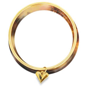 Ce bracelet jonc captivant, fabriqué en acier doré, allie avec élégance l'attrait intemporel du métal précieux à un design moderne. Sa finition impeccable et son allure raffinée en font un accessoire idéal pour rehausser toute tenue avec une touche de luxe discret.