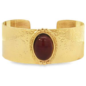 Arborez un style audacieux avec ce bracelet jonc en acier doré, rehaussé d'une pierre couleur grenat ovale taillée en cabochon. La monture texturée apporte une dimension artisanale, tandis que la pierre, avec sa riche couleur rouge, ajoute une touche de chaleur et d'élégance. Un bijou distinctif qui marie charme classique et allure contemporaine.