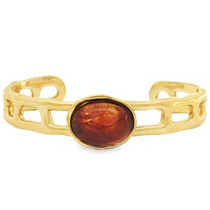 Ce bracelet jonc en acier doé est orné d'une captivante pierre couleur ambre. La gemme ovale, taillée en cabochon, dévoile une chaleureuse couleur orange rougeâtre. Son style épuré en fait un bijou polyvalent, idéal pour rehausser une tenue décontractée ou compléter une élégante parure.