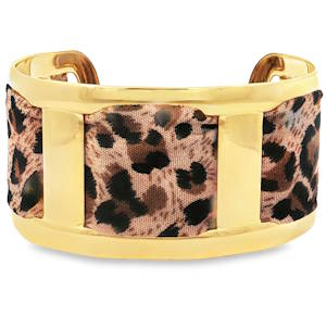 Ce bracelet jonc en acier doré combine un design audacieux avec une touche sauvage. La structure dorée étreint un motif animalier texturé, offrant un contraste captivant entre le luxe poli et l'imprimé dynamique. Un accessoire parfait pour celles qui osent affirmer leur individualité avec élégance et originalité.