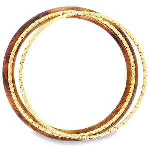 Ensemble de joncs raffinés, un mariage harmonieux entre l'élégance intemporelle et l'éclat contemporain. Un jonc en matériau non métallique aux nuances chaudes, rehaussé par deux joncs en acier doré délicatement ouvragés, captant la lumière à chaque mouvement. Parfait pour ajouter une touche de sophistication subtile à votre poignet.