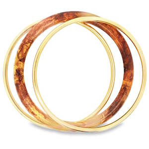 Affirmez votre style avec cet ensemble de joncs élégants. Confectionnés en acier doré étincelant, ces bracelets rigides présentent un design intemporel et sophistiqué. Parfaits pour compléter une tenue de soirée ou apporter une touche d'éclat à votre look quotidien. Un accessoire raffiné qui ne manquera pas de faire sensation.