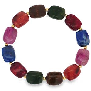 Ce bracelet élastique à perles captivant est un accessoire vibrant et polyvalent. Fabriqué avec une sélection de perles de différentes couleurs, il présente une palette riche et variée. Les accents dorés ajoutent une touche de luxe subtile, créant un équilibre harmonieux entre les couleurs vives et l'élégance discrète. Un bijou idéal pour rehausser n'importe quelle tenue.