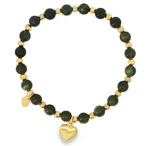 Ce bracelet élastique élégant se compose de perles vertes rondes taillées en cabochon, montées sur une chaîne en acier doré. Le vert est mis en valeur par l'éclat chaleureux de l'acier doré. Un bijou raffiné qui allie esthétique et symbolisme.