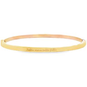 Ce bracelet jonc en acier doré est un hommage à la relation unique entre une mère et sa fille. Fabriqué avec précision, il arbore la gravure délicate « Telle mère telle fille », symbole d'un lien indéfectible. Un bijou élégant et significatif, parfait pour célébrer l'amour maternel.