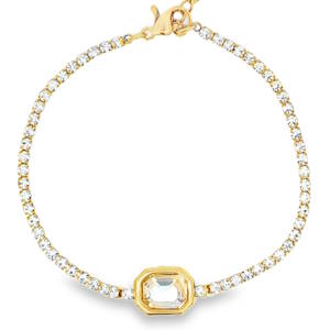 Ce délicat bracelet tennis en acier doré est orné d'une rangée de cristaux brillants à taille brillant et sublimé par un péridot de taille émeraude à degrés, d'un doré éclatant. Le design minimaliste et élégant confère à ce bijou une polyvalence exceptionnelle, parfait pour rehausser une tenue décontractée ou compléter une robe de soirée. Sa simplicité raffinée en fait un cadeau idéal pour toutes les occasions. Fermoir mousqueton avec 3 cm de rallonge.