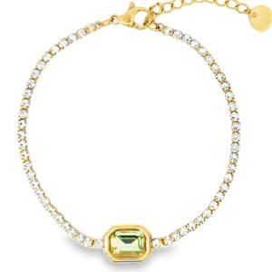 Ce bracelet en acier doré est sublimé par un péridot de taille émeraude à degrés, d'un vert éclatant. Chaque détail reflète un savoir-faire exceptionnel, de sa composition soignée à son agencement harmonieux. Un bijou intemporel qui apporte une touche de raffinement et de couleur à toute tenue. Fermoir mousqueton avec 3 cm de rallonge.