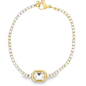 Ce bracelet chaîne exquis, façonné en acier doré éclatant, est orné d'un cristal de taille émeraude. La clarté exceptionnelle et la coupe soignée du cristal mettent en valeur sa brillance. Un accessoire de luxe, parfait pour ajouter une touche d'éclat à votre collection de bijoux.  Fermoir mousqueton avec 3 cm de rallonge.