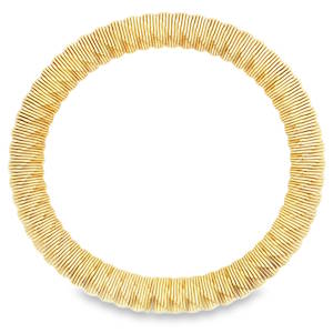 Ce jonc élastique en acier doré incarne une élégance intemporelle. Son design unique, travaillé avec une attention particulière aux détails, offre une texture riche et un éclat chaleureux. Parfait pour ajouter une touche de sophistication discrète à votre quotidien ou pour compléter une tenue de soirée avec raffinement. Un bijou qui allie tradition et modernité.