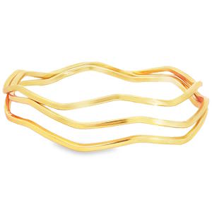 Rehaussez votre élégance avec ce trio de joncs en acier doré. Leur design ondulé unique apporte une touche de modernité à une silhouette classique. Parfaits pour être portés ensemble ou séparément, ces bracelets en acier doré sont un ajout raffiné à toute collection de bijoux.