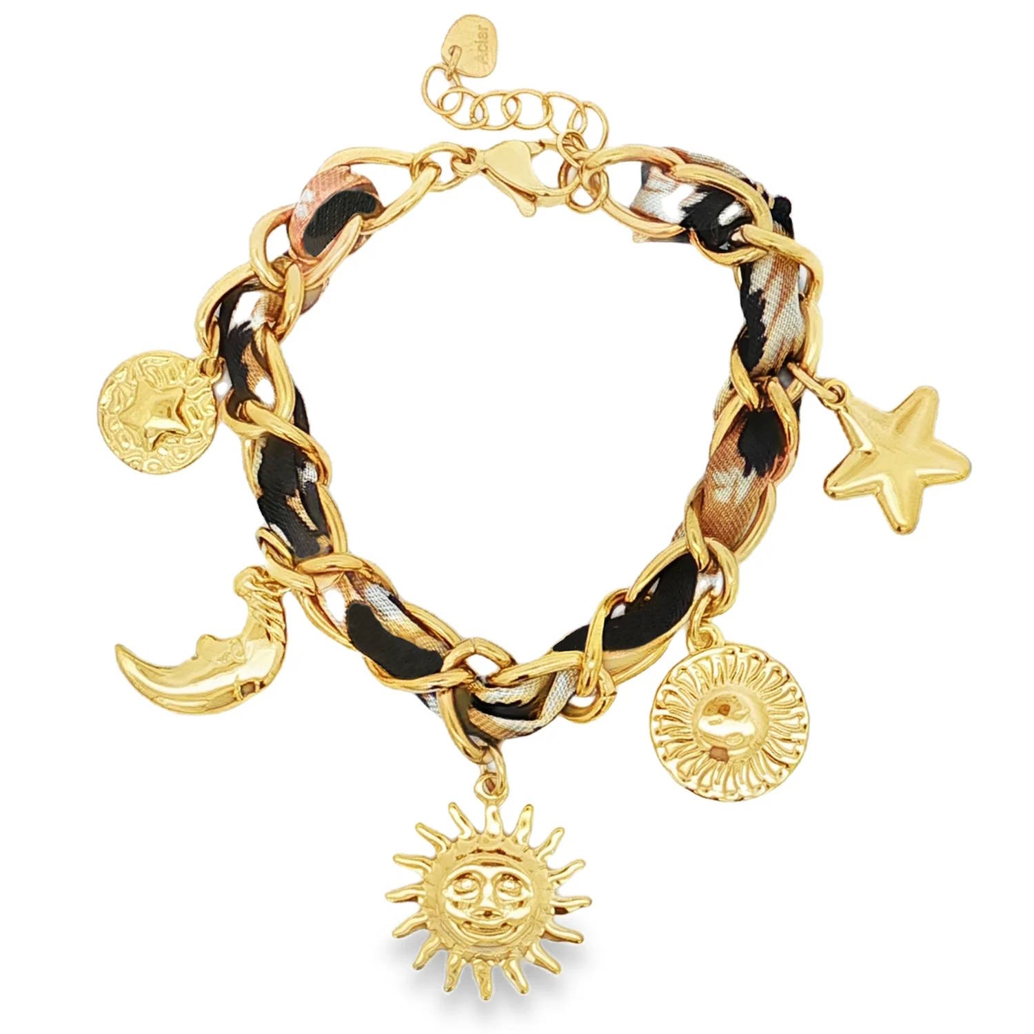 Ce bracelet à breloques en acier doré est un véritable talisman moderne.<br/>Le design unique associe une chaîne dorée robuste à un tissu imprimé audacieux, orné de symboles célestes et solaires.<br/>Chaque breloque, du soleil souriant à la lune rêveuse, apporte une touche d'éclat et de mystère, créant un bijou captivant et plein de caractère.<br/>Fermoir mousqueton avec 3 cm de rallonge. Cordon Etoile Lune Soleil Adolescent Adulte Femme Fille Indémodable Nature Symboles Ce bracelet à breloques en acier doré est un véritable talisman moderne.<br/>Le design unique associe une chaîne dorée robuste à un tissu imprimé audacieux, orné de symboles célestes et solaires.<br/>Chaque breloque, du soleil souriant à la lune rêveuse, apporte une touche d'éclat et de mystère, créant un bijou captivant et plein de caractère.<br/>Fermoir mousqueton avec 3 cm de rallonge. Cordon Etoile Lune Soleil Adolescent Adulte Femme Fille Indémodable Nature Symboles