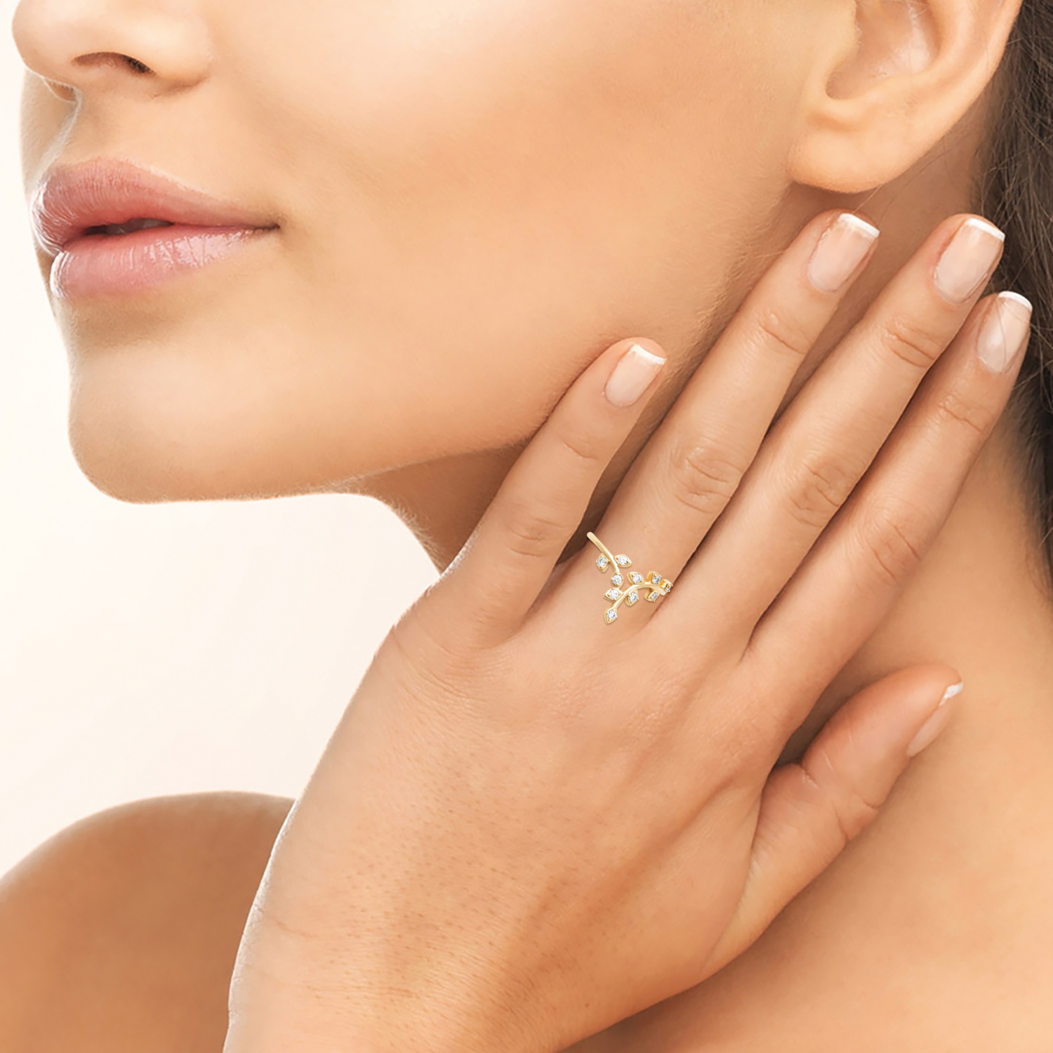 Bague en forme de branche de laurier en plaqué or jaune 18 carats sertie d'oxydes de zirconium blancs. Laurier Rond Strass Adolescent Adulte Femme Fille Indémodable Nature Symboles Bague en forme de branche de laurier en plaqué or jaune 18 carats sertie d'oxydes de zirconium blancs. Laurier Rond Strass Adolescent Adulte Femme Fille Indémodable Nature Symboles