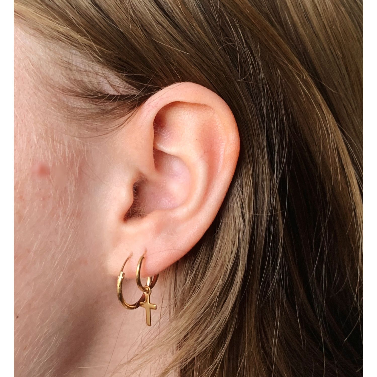 Boucles d'oreilles créoles en plaqué-or.<br/>Fil rond.<br/>Le prix indiqué est celui de la paire. Créoles Rond  Adulte Femme Indémodable 