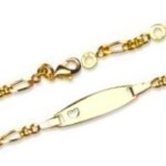 Bracelet gourmette pour enfant en plaqué or jaune 18 carats. Souvenir impérissable, cette gourmette personnalisable ravira toute petite fille comme tout petit garçon ! Avec son anneau de rappel, elle grandira avec l'enfant.