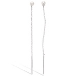 Boucles d'oreilles pendantes en argent 925/000 rhodié et perles synthétiques.