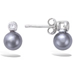 Boucles d'oreilles en argent 925/000 rhodié, oxydes de zirconium serti clos et perles synthétiques grises.