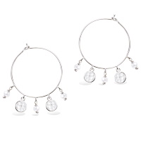 Boucles d'oreilles créoles avec pampilles rondes martelées en argent 925/000 rhodié et des pampilles perles.