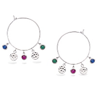 Boucles d'oreilles créoles avec pampilles rondes martelées en argent 925/000 rhodié et des pampilles rondes serties de cristaux multicolores.