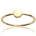 Bague motif rond en plaqué or jaune 18 carats.