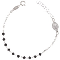 Bracelet composé d'une chaîne avec médaille ovale de la Vierge en argent 925/000 rhodié et perles de couleur noire. Fermoir anneau ressort avec 2.5 cm de rallonge.