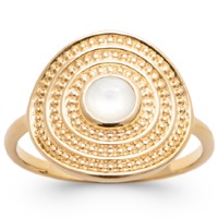 Bague de forme ronde aux motifs boules en relief en plaqué or 18 carats surmontée d'une véritable pierre de lune sertie clos.