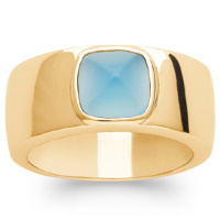 Bague anneau large en plaqué or jaune 18 carats surmontée d'une véritable pierre d'agate bleue sertie clos de forme pyramidale. L'agate représente l'équilibre et l'harmonie. Elle est symbole de force et de soutien dans les moments difficiles en recentrant les énergies. Pierre d'ancrage à la terre, elle aide à disperser les énergies négatives et confère stabilité et confiance de soi.