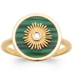 Bague avec pastille ronde au motif du soleil en plaqué or 18 carats, pierre de malachite et un oxyde de zirconium serti clos au milieu. La malachite incarne la renaissance spirituelle. Elle favorise la capacité de persuasion et amplifie les énergies positives. 
C'est une pierre de protection contre la négativité, qui aide à lutter contre ses peurs et angoisses.