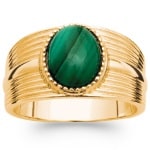 Bague en plaqué or 18 carats et pierre malachite sertie clos de forme ovale. La malachite incarne la renaissance spirituelle. Elle favorise la capacité de persuasion et amplifie les énergies positives. C'est une pierre de protection contre la négativité, qui aide à lutter contre ses peurs et angoisses.