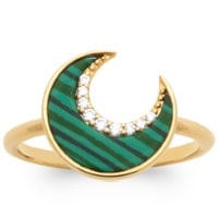 Bague avec croissant de lune en plaqué or 18 carats, pierre malachite et oxydes de zirconium. La malachite incarne la renaissance spirituelle. Elle favorise la capacité de persuasion et amplifie les énergies positives. C'est une pierre de protection contre la négativité, qui aide à lutter contre ses peurs et angoisses.