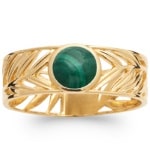 Bague branche et feuilles en plaqué or 18 carats et pierre malachite sertie clos de forme ronde. La malachite incarne la renaissance spirituelle. Elle favorise la capacité de persuasion et amplifie les énergies positives. C'est une pierre de protection contre la négativité, qui aide à lutter contre ses peurs et angoisses.