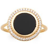 Bague de forme ronde en plaqué or jaune 18 carats surmontées d'une pierre de couleur noire de forme ronde lisse entourée d'oxydes de zirconium blancs.