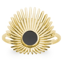 Bague en forme de coiffe de chef indien en plaqué or jaune 18 carats surmontée d'une véritable pierre d'agate noire sertie clos de forme ronde. L'agate représente l'équilibre et l'harmonie. Elle est symbole de force et de soutien dans les moments difficiles en recentrant les énergies. Pierre d'ancrage à la terre, elle aide à disperser les énergies négatives et confère stabilité et confiance de soi.