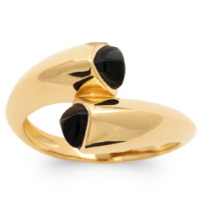 Bague ouverte en plaqué or jaune 18 carats finissant par deux pierres véritables d'agate noire serties clos. L'agate représente l'équilibre et l'harmonie. Elle est symbole de force et de soutien dans les moments difficiles en recentrant les énergies. Pierre d'ancrage à la terre, elle aide à disperser les énergies négatives et confère stabilité et confiance de soi.