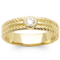 Bague aux motifs de tresse en plaqué or jaune 18 carats pavée surmontée d'un oxyde de zirconium blanc serti clos de forme ronde.