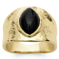 Bague large en plaqué or jaune 18 carats surmontée d'une véritable pierre d'agate noire sertie clos de forme ovale. L'agate représente l'équilibre et l'harmonie. Elle est symbole de force et de soutien dans les moments difficiles en recentrant les énergies. Pierre d'ancrage à la terre, elle aide à disperser les énergies négatives et confère stabilité et confiance de soi.