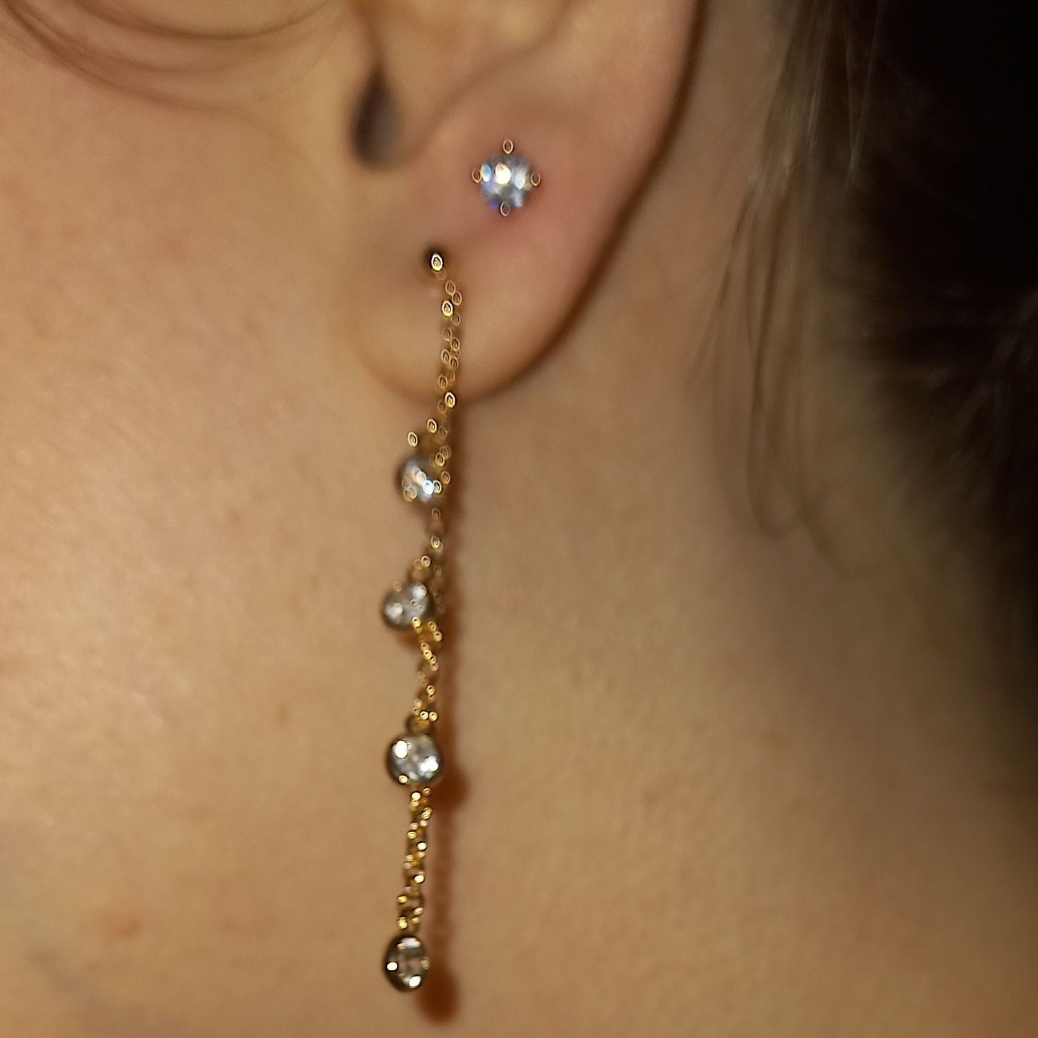 Boucles d'oreilles pendantes en plaqué or et pampilles en oxydes de zirconium sertis clos. Pendantes Rond  Adolescent Adulte Femme Fille Indémodable 