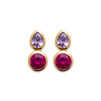 Boucles d'oreilles pendantes en plaqué or jaune 18 carats serties de deux pierres de couleur rose et violette.