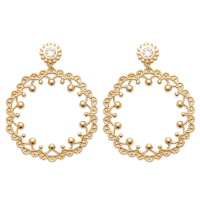 Boucles d'oreilles pendantes composées d'une puce en plaqué or jaune 18 carats sertie d'un oxyde de zirconium blanc et d'un cercle avec motifs et boules en plaqué or jaune 18 carats.