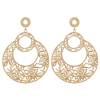 Boucles d'oreilles pendantes composées d'une puce en plaqué or jaune 18 carats et de deux cercles avec motifs de branches en plaqué or jaune 18 carats.