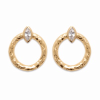 Boucles d'oreilles pendantes en forme de cercle martelé en plaqué or jaune 18 carats surmontées d'un oxyde de zirconium blanc serti clos.