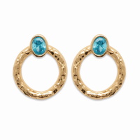 Boucles d'oreilles pendantes en forme de cercle martelé en plaqué or jaune 18 carats surmontées d'une pierre de couleur bleue turquoise serti clos de forme ovale.